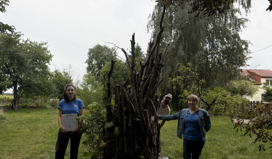 Ein Insektenhotel der ganz anderen Art - skulpturenartig steht es im Zentrum des Gartens Foto: Franziska Biallas