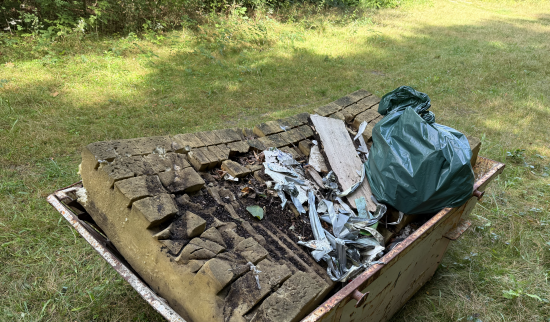 Volle Container nach der Müllsammelaktion mit der Bevölkerung am Froschteich in Lauta Foto: Stephanie Krautz