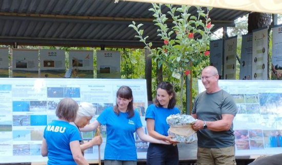 Ehrung des NABU Lauta durch den NABU Wittichenau mit Übergabe eines Apfelbaums Foto: Jens Tischer